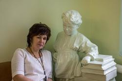 Елена Сунгатова у скульптуры В.Ульянова в Арской Центральной библиотеке