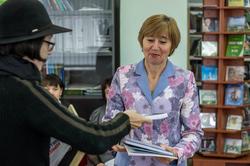 Наиля Ахунова дарит свои книги в дар Ценртальной библиотеке