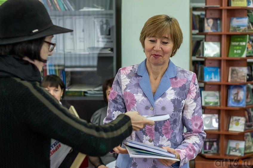Наиля Ахунова дарит свои книги в дар Ценртальной библиотеке::Гариф Ахунов