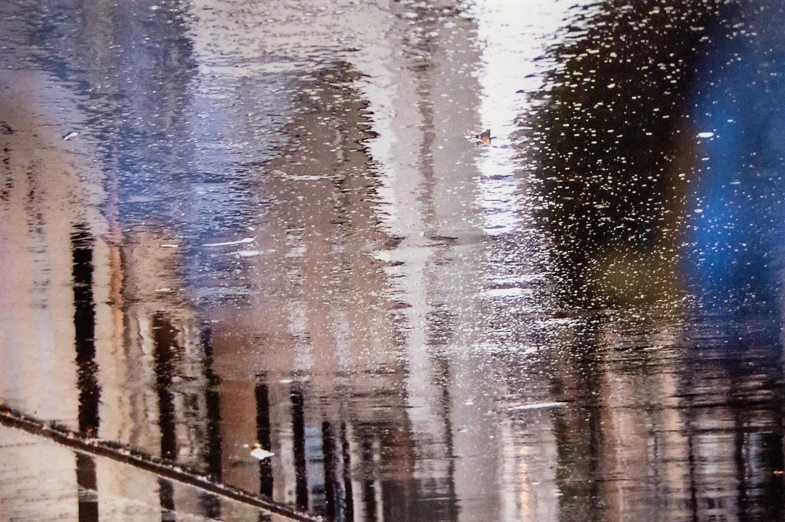 Текст почему же дождик капает по лужам. Дождик капал. Картина лужи в Париже абстракция. Dozdik,Luzi kartinka iljustrativnaja. Февраль дождь лужи кот рисунок художника.