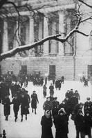 Жители блокадного Ленинграда выходят после спектакля а Академическом Театре  драмы