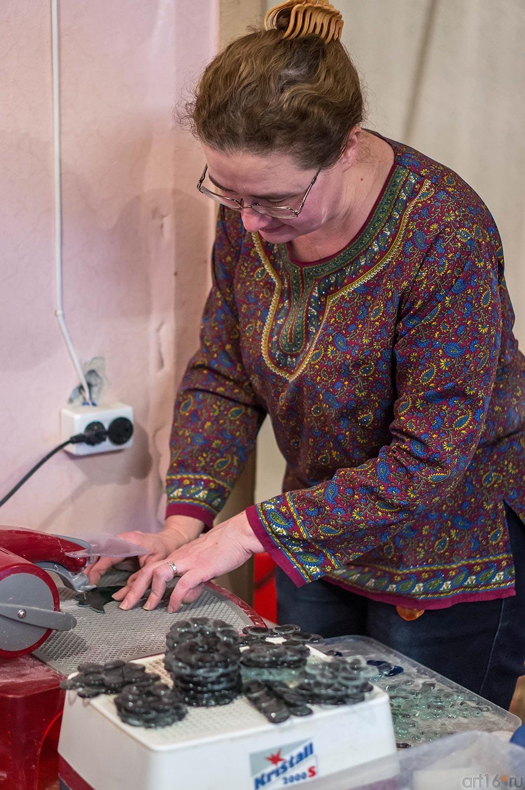 Светлана Шавалеева.  Отрезает стекло::Дом стеклянного творчества