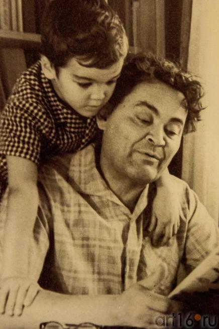 Мустафа Нугман с сыном Искандером::Мустафа Нугманович Нугманов (1912-1976)