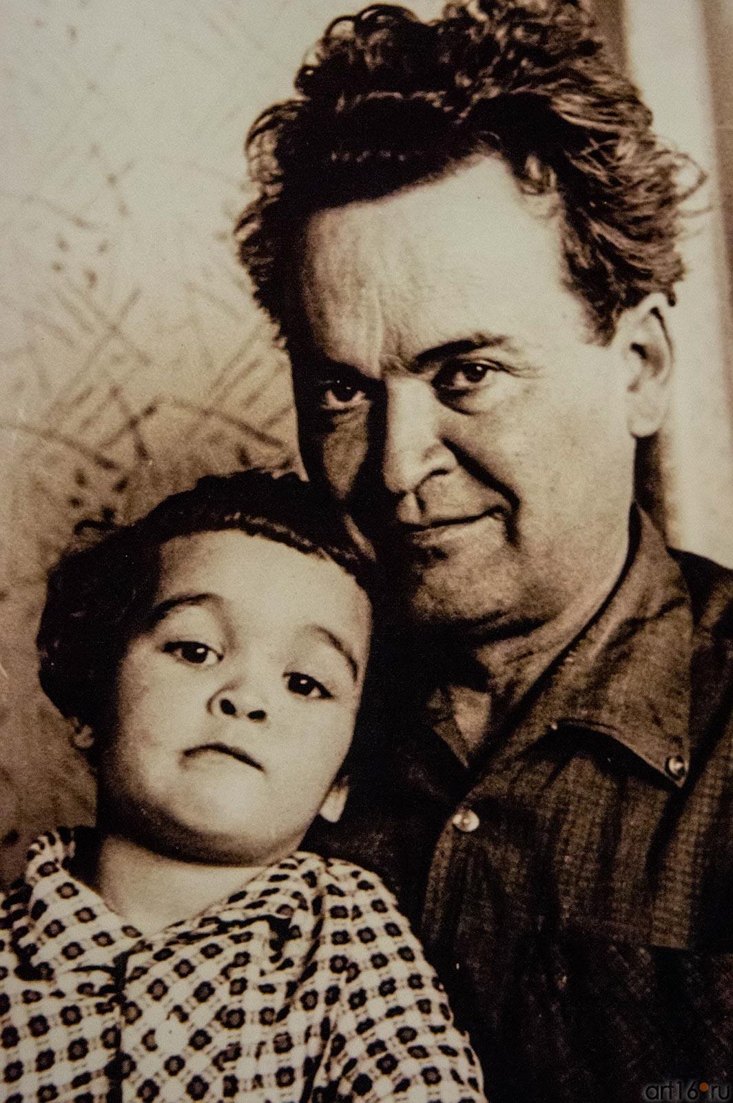 Мустафа Нугман с сыном Искандером::Мустафа Нугманович Нугманов (1912-1976)