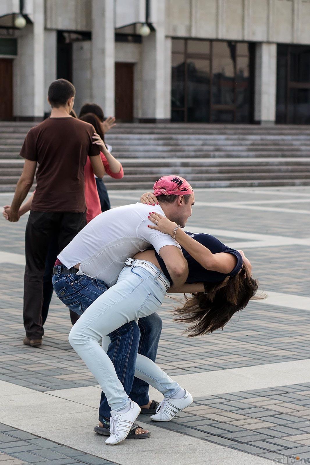 Танцуем сальсу. Казань, площадка перед театром Г.Камала,  август 2012::Сальса, Танго на улицах Казани