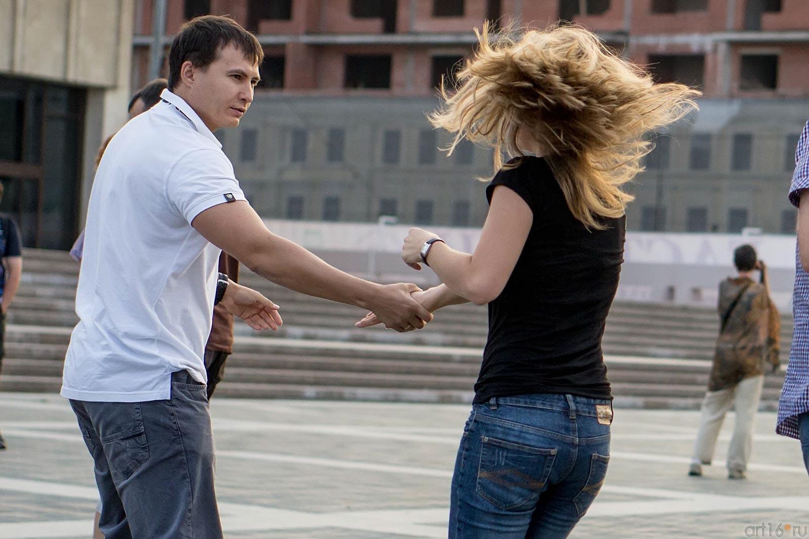  Танцуем сальсу. Казань, площадка перед театром Г.Камала,  август 2012::Сальса, Танго на улицах Казани