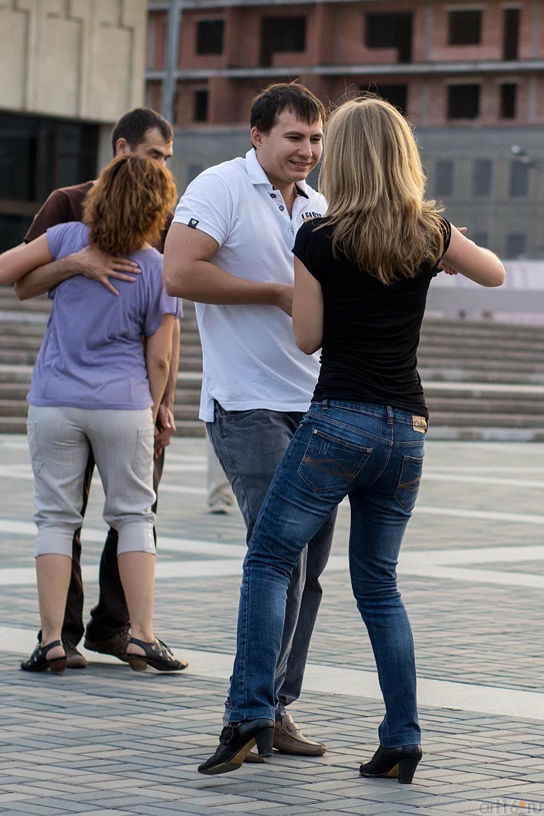  Танцуем сальсу. Казань, площадка перед театром Г.Камала,  август 2012::Сальса, Танго на улицах Казани