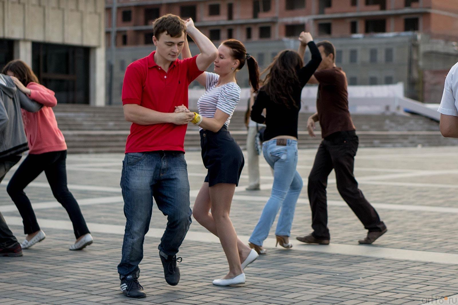  Танцуем сальсу. Казань, площадка перед театром Г.Камала,  август 2012::Сальса, Танго на улицах Казани