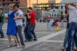  Танцуем сальсу. Казань, площадка перед театром Г.Камала,  август 2012