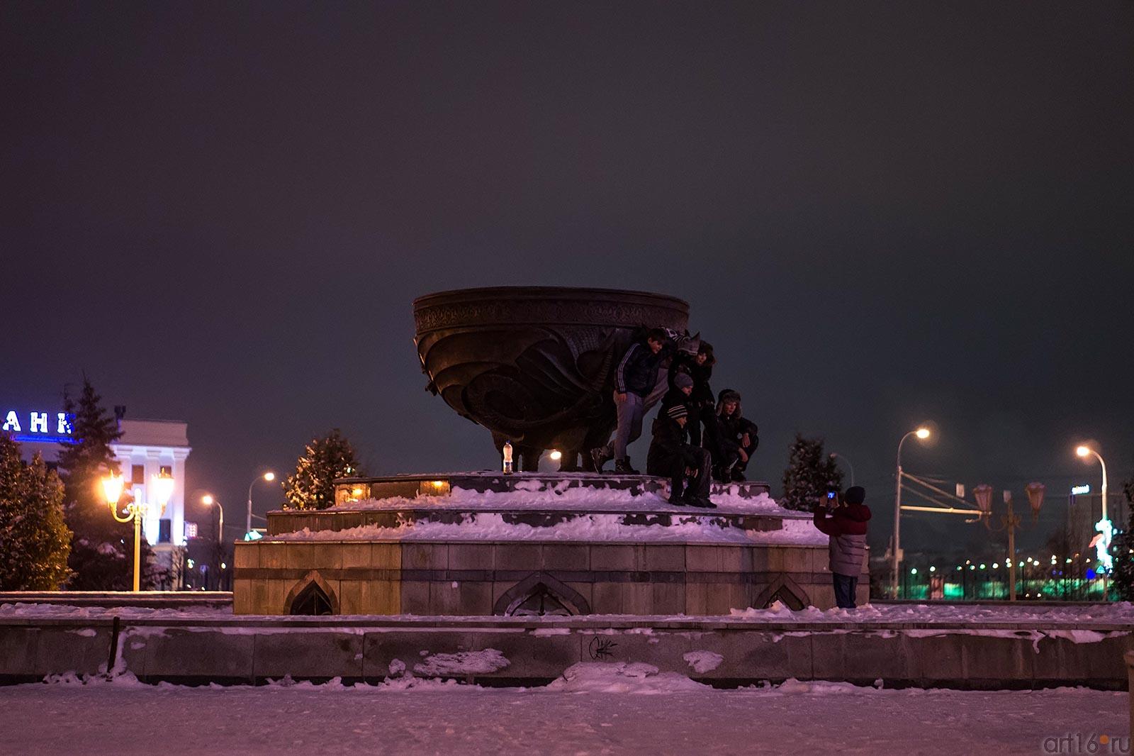 Группа подростков с полторушкой какого-то напитка фотографируется на память около памятника живоглоту::"Старый новый год" , прогулка по Казани