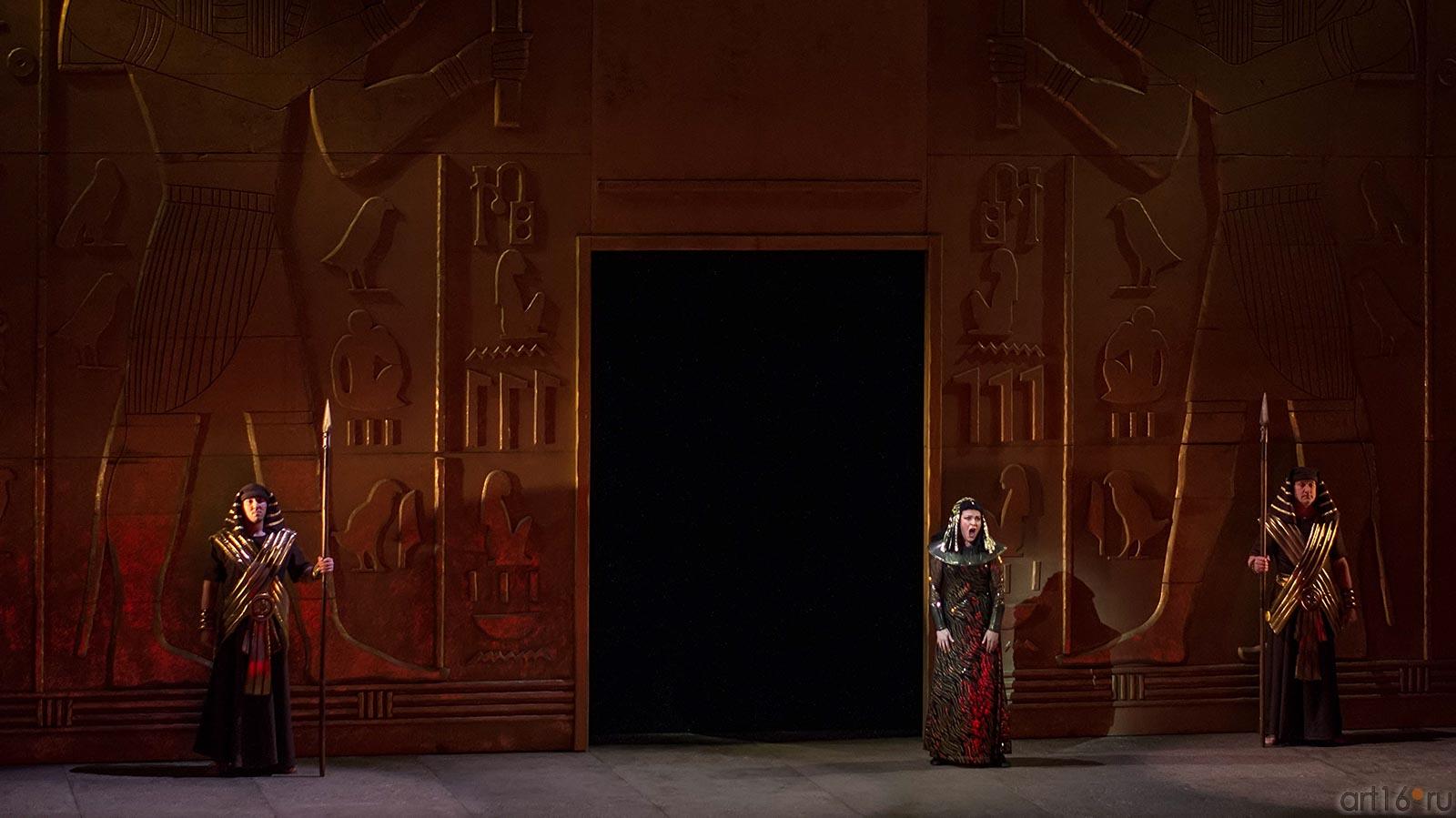 Дочь фараона охвачена противоречивыми чувствами::Опера Аида