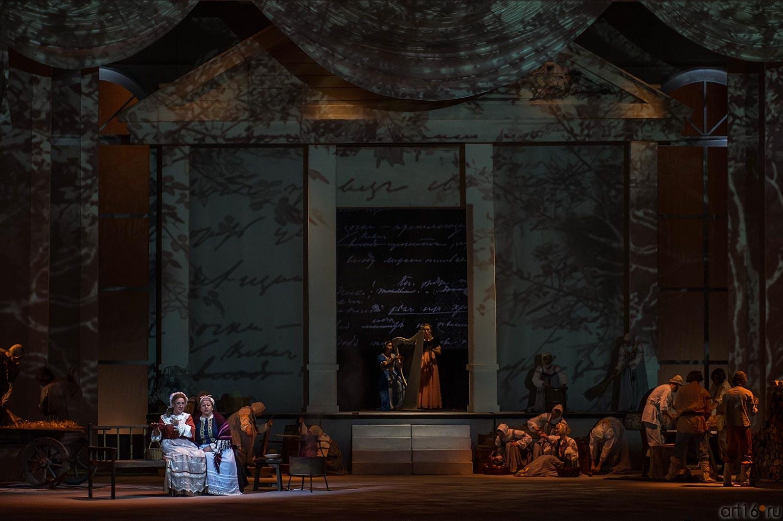 Вечереет. Ларина и няня варят варенье. Из дома слышно пенье Татьяны и Ольги::Опера «Евгений Онегин», XXXI Шаляпинский оперный фестиваль