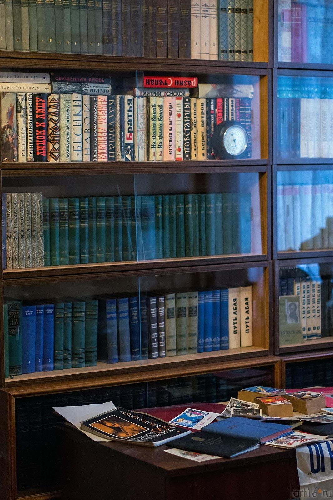 Книжный шкаф в кабинете А. Абсалямова::Абсалямов Абдурахман Сафиевич