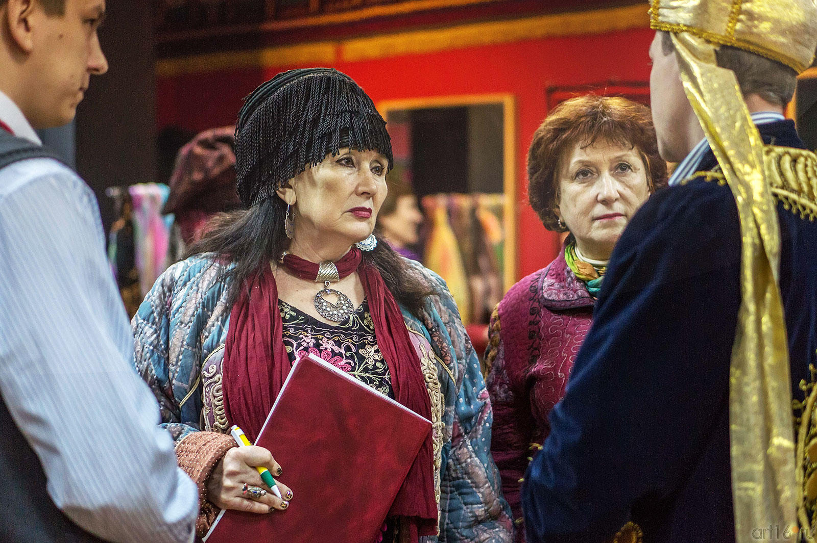 Файруза Масхут (Исхакова), Вера Андреевна Прокопьева. Перед открытием выставки::Выставка-продажа работ художников Узбекистана «Восточный караван»