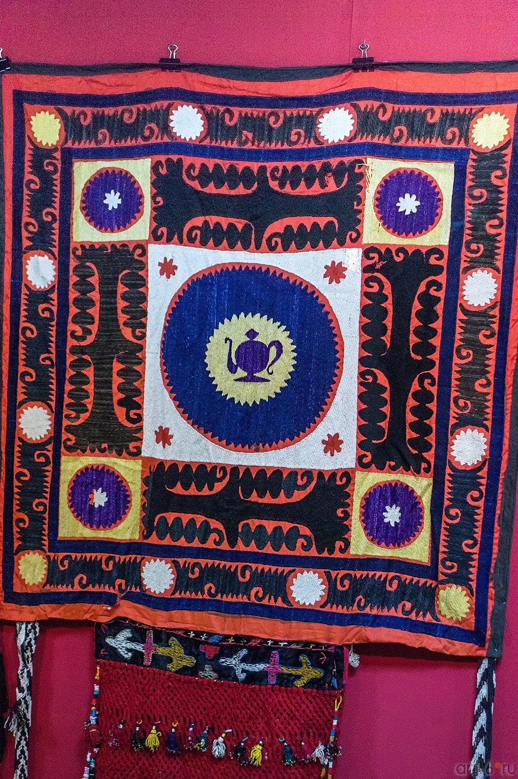 СЮЗАНЕ, Настенное украшение. Начало XX века Вышивка::Выставка-продажа работ художников Узбекистана «Восточный караван»