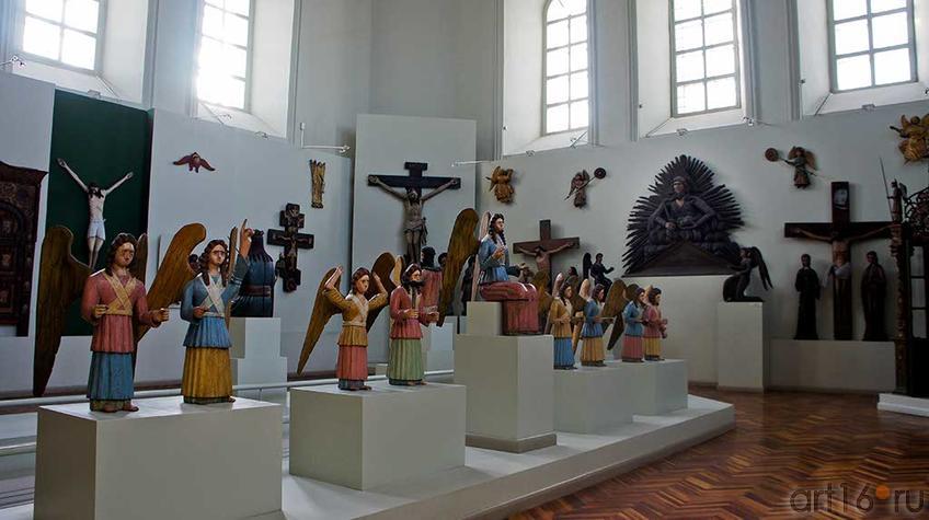 Фрагмент экспозиции зада Пермских деревянных скульптур::Пермская Государственная художественная галерея, 2012