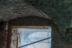 Фрагмент оконного проема и сводчатого потолка