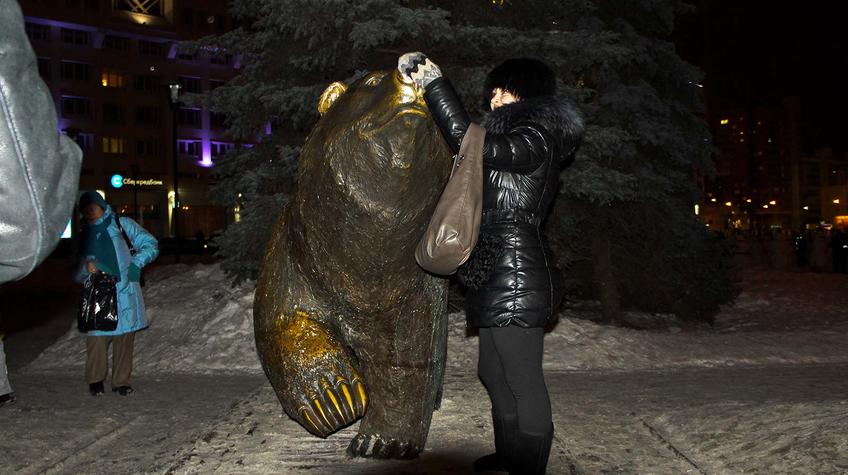 Фото №90318. Идущий медведь. Скульптура. Символ города Пермь