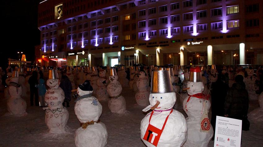 Армия снеговиков  на площади перед гостиницей Урал. Пермь. Январь 2012::Прогулка по Перми