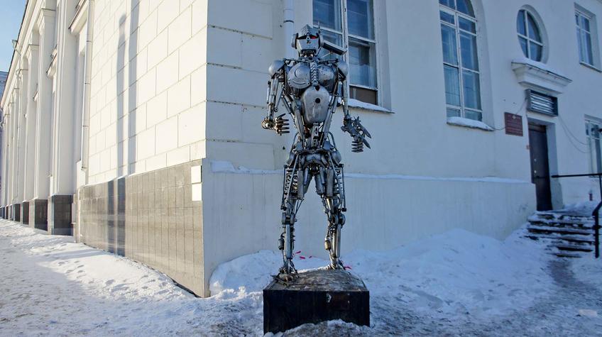 Робот-полицейский, стоящий возле здания Речного вокзала::Прогулка по Перми