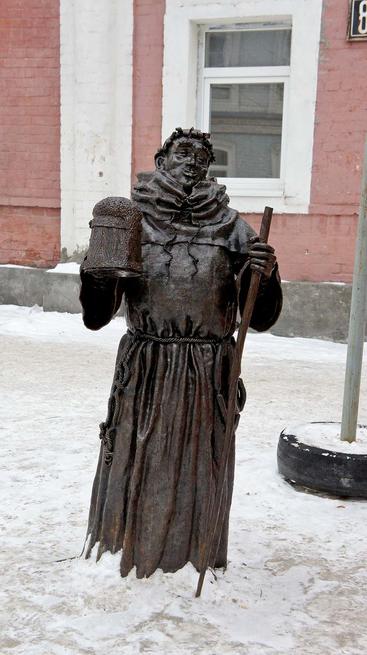 Скульптура весельчака монаха с кружкой пива и посохом. Пермский Арбат::Прогулка по Перми