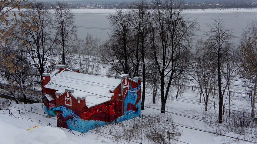 Дом, украшенный граффити на берегу Камы. Пермь, январь 2012::Прогулка по Перми