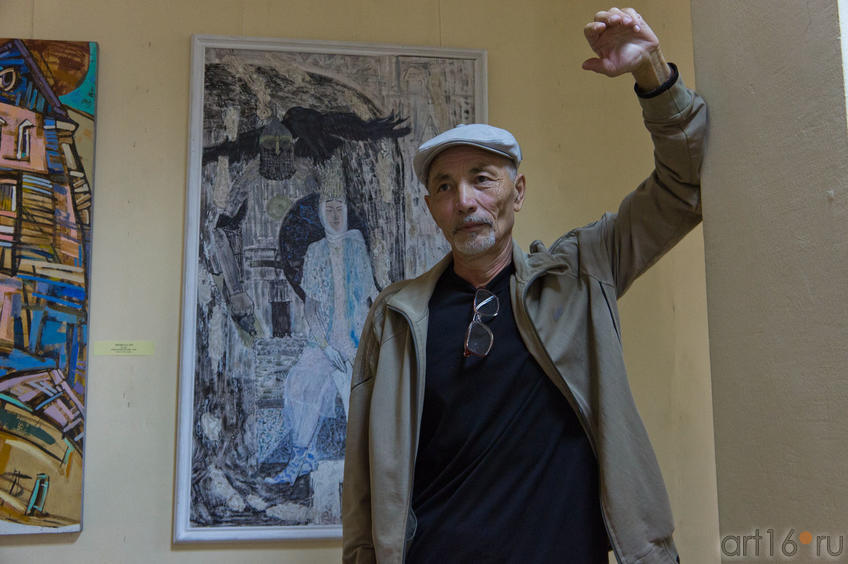 Низамутдинов у портрета ʺСююмбикеʺ::«Мир вокруг нас» — Республиканская выставка живописи, графики, ДПИ