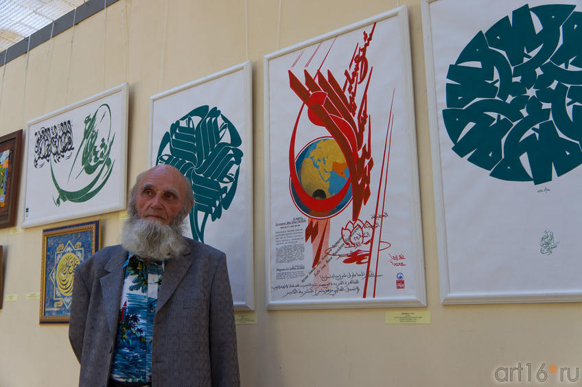 Владимир Попов на фоне триптиха-шамаиля ʺСилы Жизниʺ::«Мир вокруг нас» — Республиканская выставка живописи, графики, ДПИ