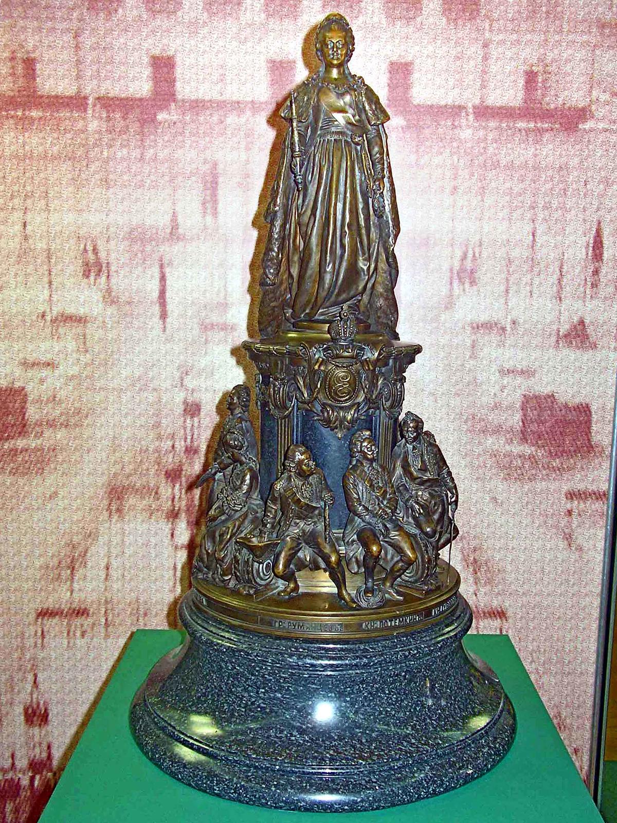 Фото №4349. Модель памятника императрице Екатерине II