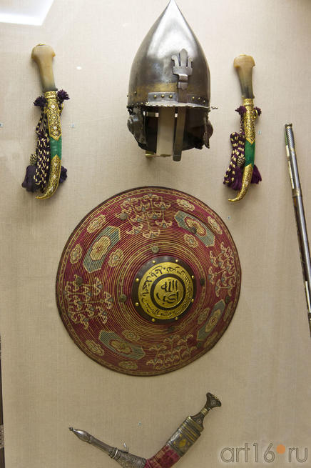 Шлем, кинжал, шит-калкан::Художественное оружие из собрания Государственного Эрмитажа