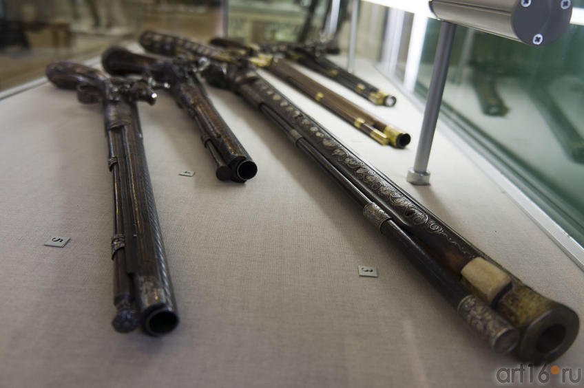 Пистолеты поясные, седельный, карабин::Художественное оружие из собрания Государственного Эрмитажа