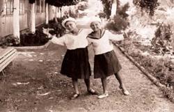 Детский санаторий. Евпатория, 1938. Гертруда Никитина с подругой