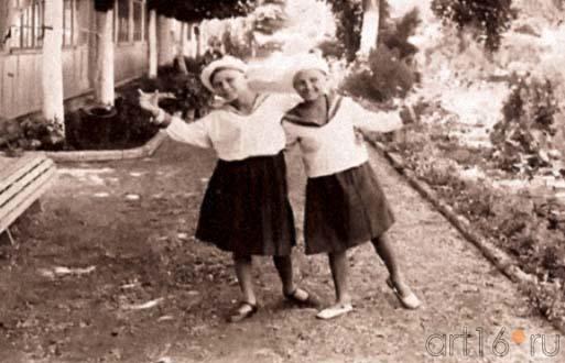 Детский санаторий. Евпатория, 1938. Гертруда Никитина с подругой::Никитина Гертруда Александровна
