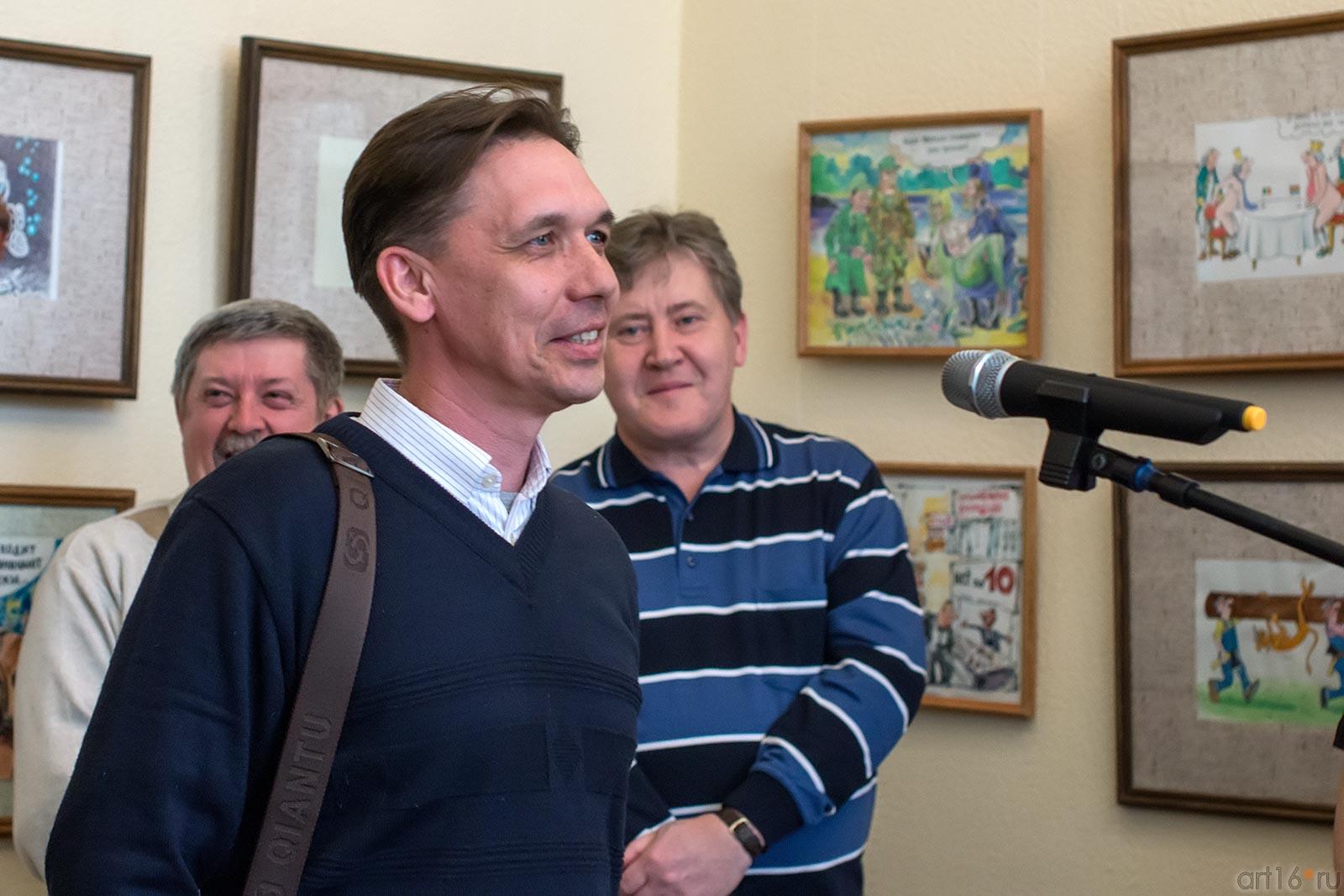 С. Андрианов (рубашка-поло, в полоску)::Выставка карикатуры 1 апреля 2013 года