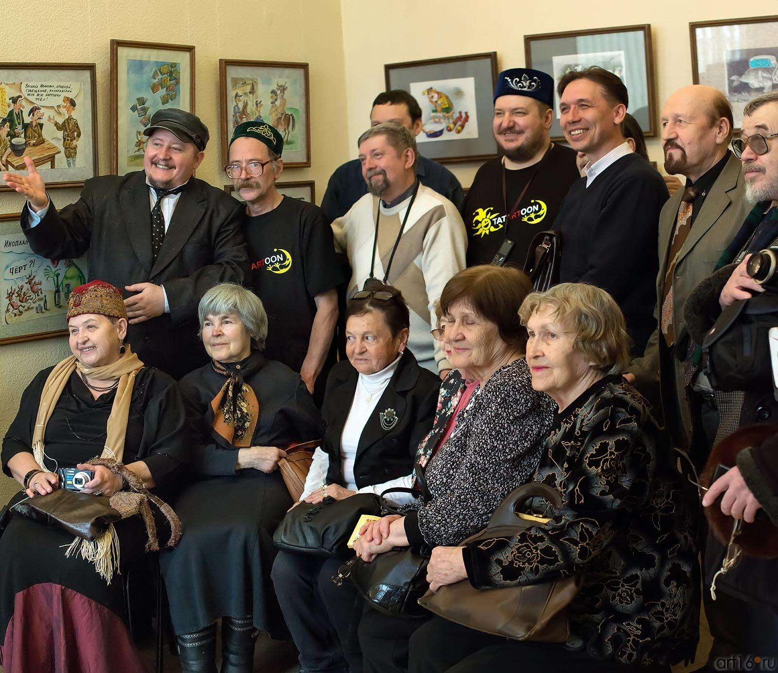 На открытии выставки карикатуристов, 1.04.2013, галерея Музея Мазитова::Выставка карикатуры 1 апреля 2013 года