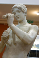 Статуя юноши-атлета с двойной флейтой