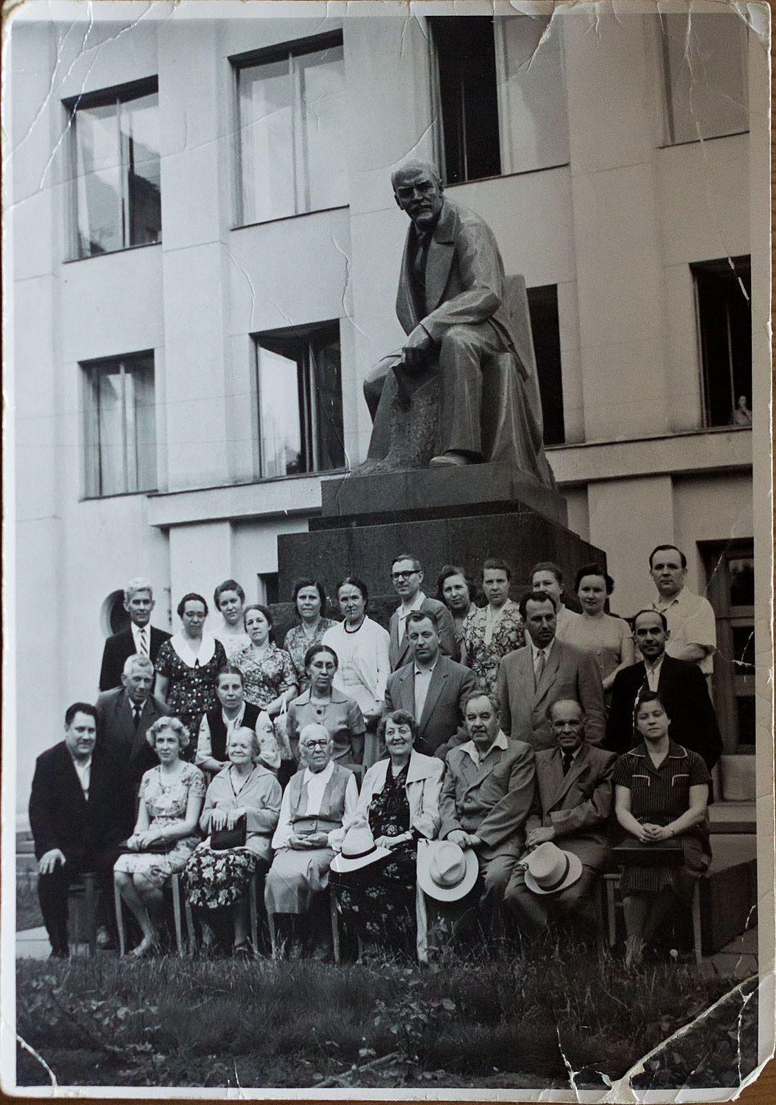 Фото №150393. Родственники Ульяновых у памятника В.И.Ленину в советские времена