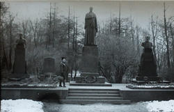 Похоронен в семейном некрополе Ульяновых на «Литераторских мостках» Волкова кладбища, Санкт- Петербург