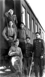 Абдурахман Абсалямов (первый слева во втором ряду). 1943