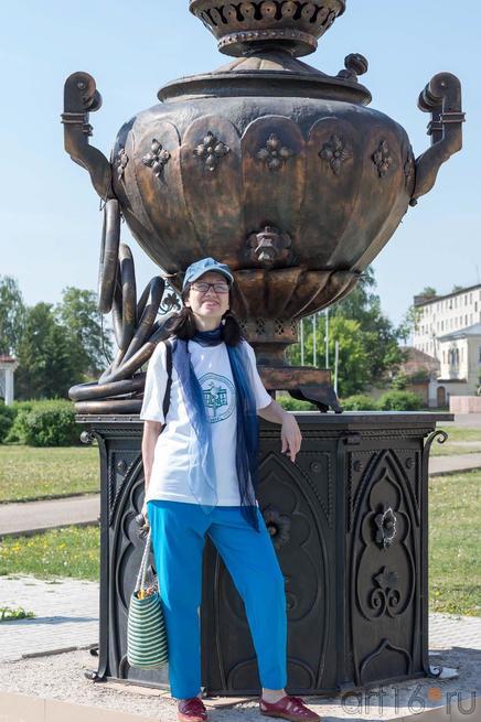 Наиля Ахунова на Хлебной площади у самовара::«Хайкумена на Каме». Елабуга — 2013