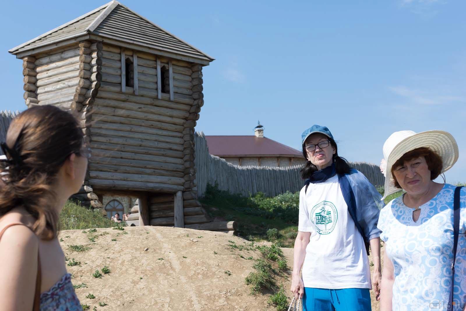 На Чертовом городище. Н.Ахунова, Г.Кешина::«Хайкумена на Каме». Елабуга — 2013