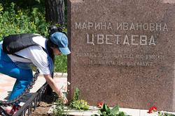 Наиля Ахунова возле могилы М.И.Цветаевой. Возложение цветов. Елабуга, 1.06.2013