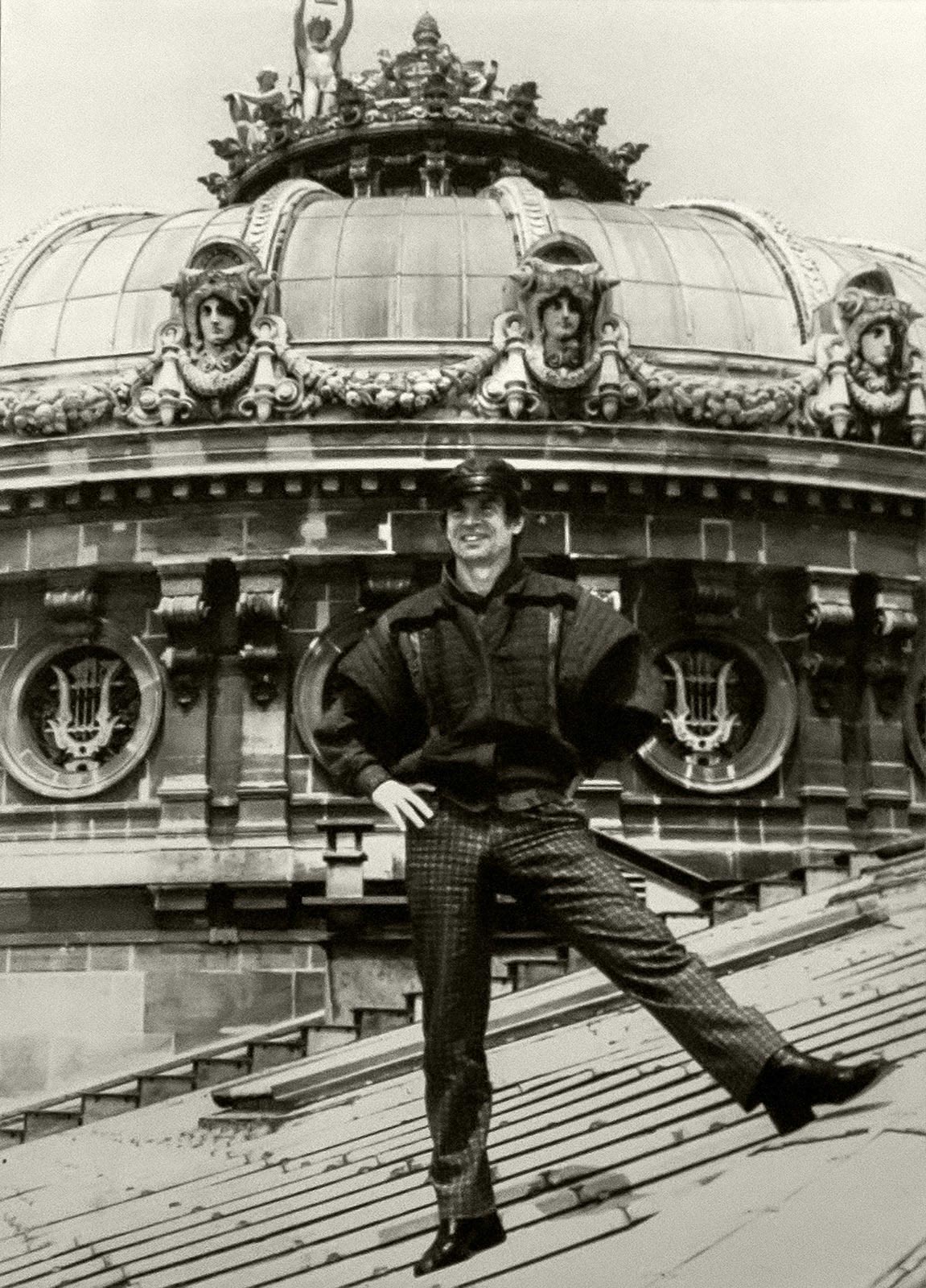 Фото №161015. Рудольф Нуриев на крыше театра Гранд Опера в Париже. Фото С.Массон