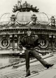 Рудольф Нуриев на крыше театра Гранд Опера в Париже. Фото С.Массон
