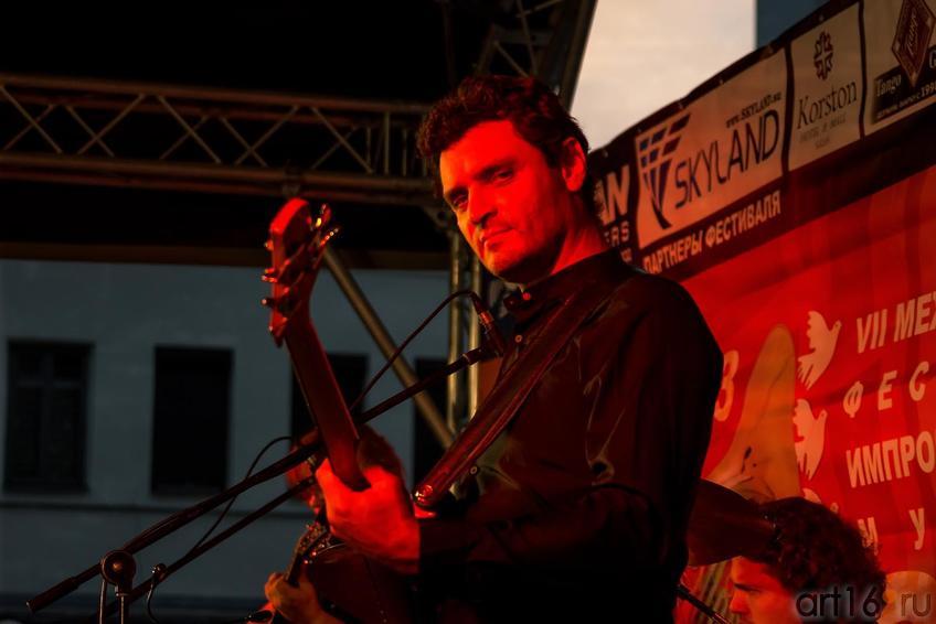Фото №171069. Антон Ревнюк — бас-гитара. Джаз в усадьбе Сандецкого. 8.07.2013
