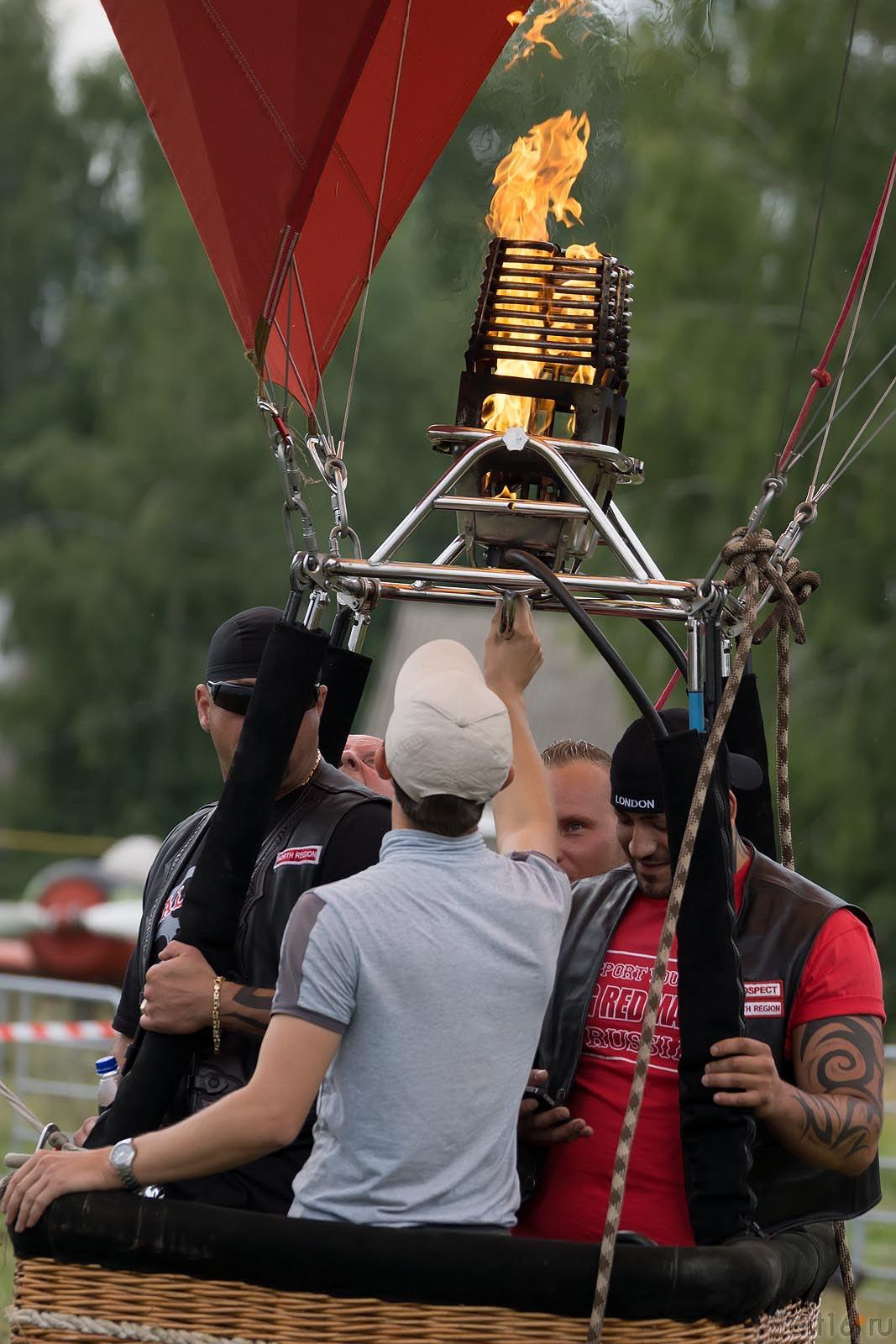 Вздухоплаватели.  Гондола воздушного шара::День авиации, Куркачи 2013