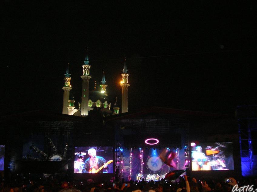 Вид на мечеть Кул Шариф с площади Тысячелетия::Рок-фестиваль у стен Казанского Кремля