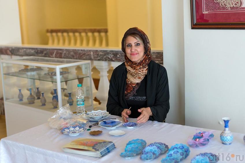 Мастер росписи по эмали. Нергес Могани::Выставка «Неделя дружбы женщин Ирана и Татарстана»