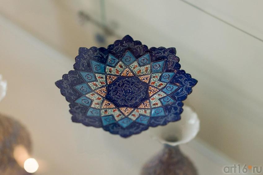 Декоративное блюдо с орнаментом. Металл, цветная эмаль::Выставка «Неделя дружбы женщин Ирана и Татарстана»