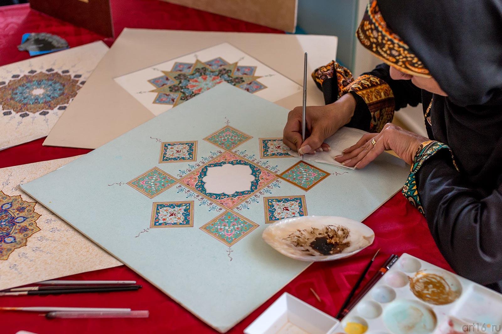 Зохра Кавиани, мастер тазхиба, каллиграф::Выставка «Неделя дружбы женщин Ирана и Татарстана»